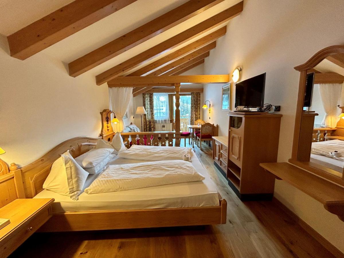 Hotel Cesa Tyrol Canazei Buitenkant foto