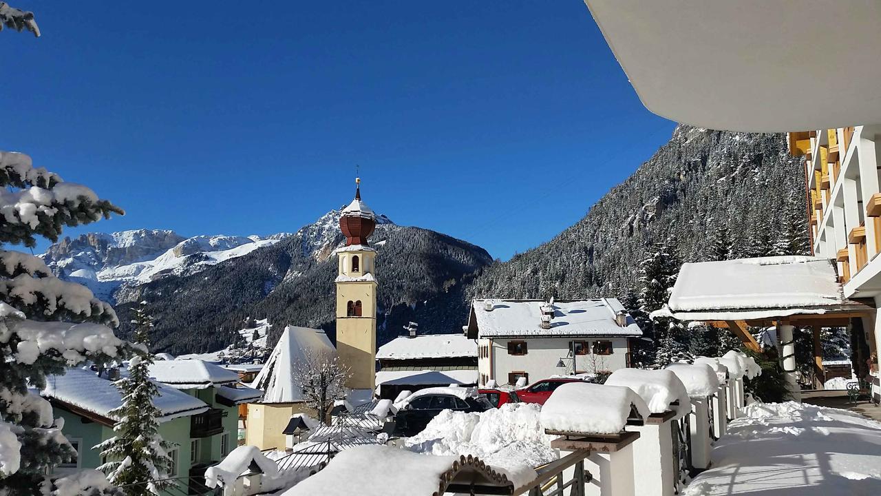 Hotel Cesa Tyrol Canazei Buitenkant foto