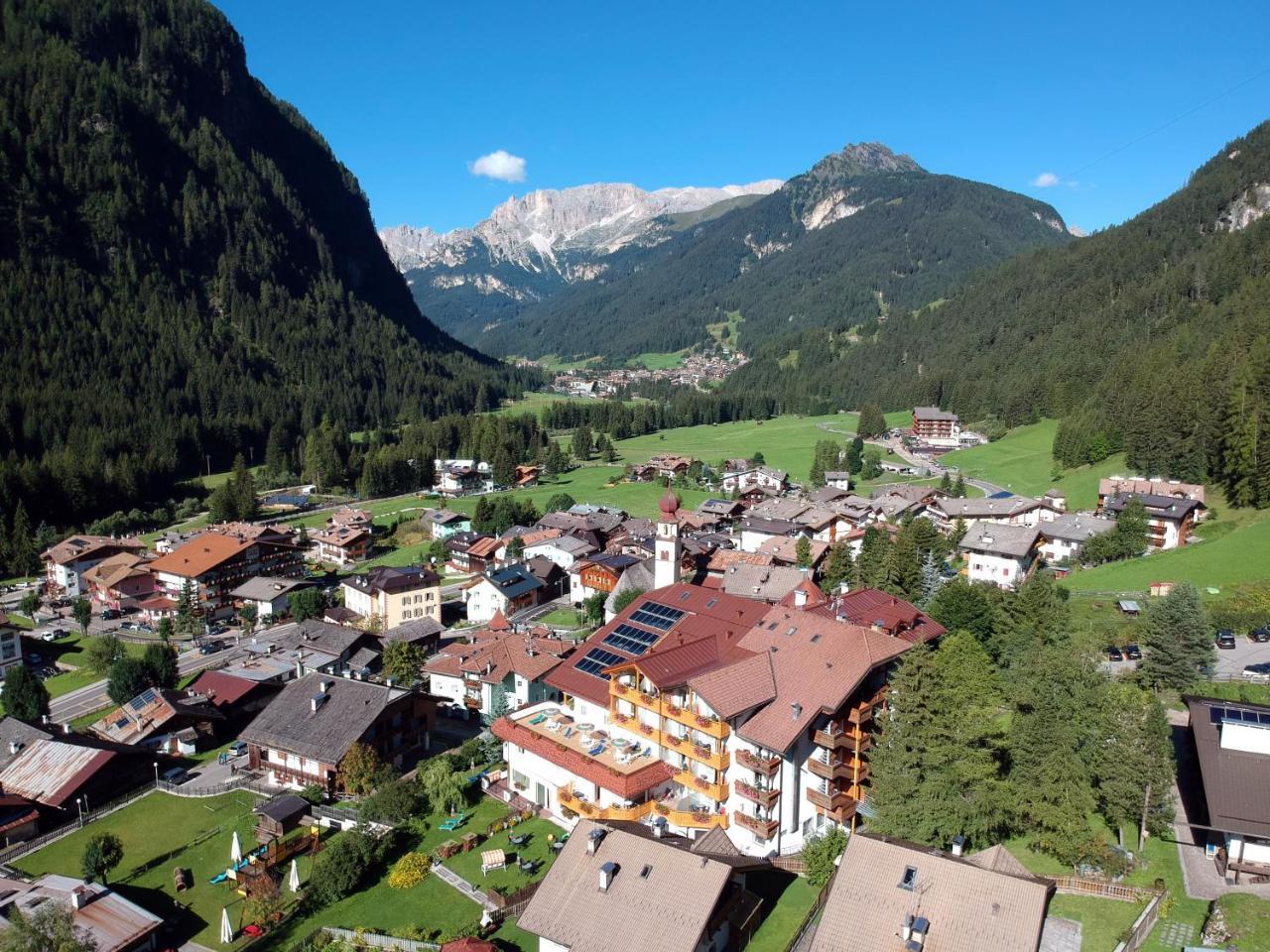 Hotel Cesa Tyrol Canazei Buitenkant foto